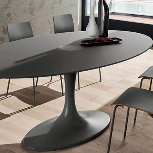 Tavolo con top in vetro e base effetto cemento Gran Sasso di Midj